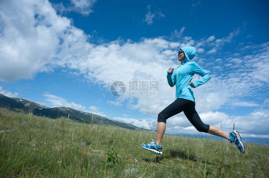 在草原上跑的年轻健身女图片