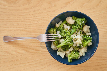 煮蔬菜盘子里的菜花蒸味蔬图片