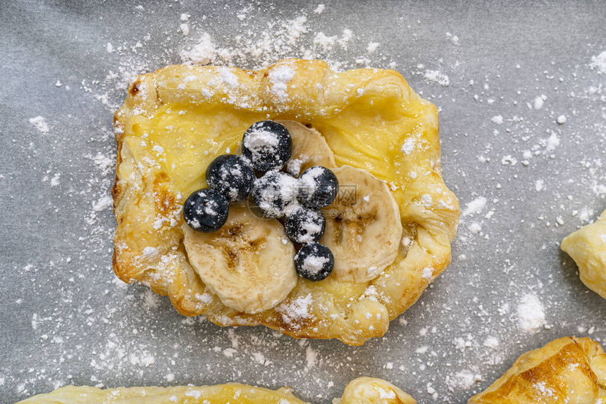用布丁香蕉和蓝莓的松饼制成的饼干图片
