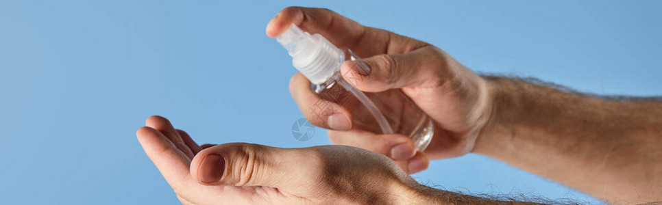 用手消毒剂在喷雾瓶中用人工净化剂对人施药的作物观察图片
