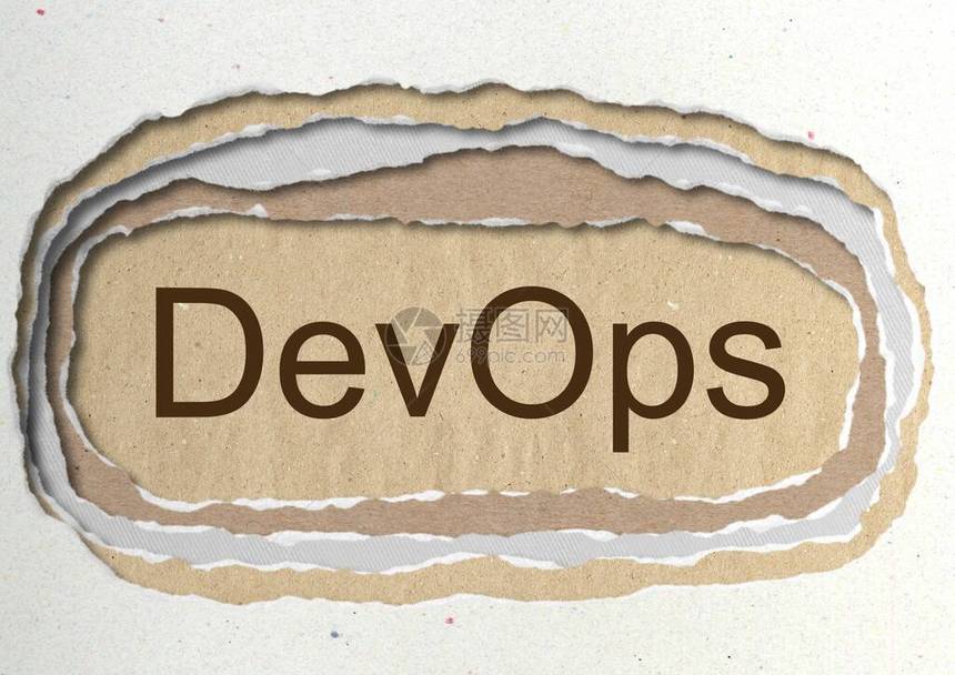 DevOps破烂纸洞背景中的词软件开发和信息技术操作图片