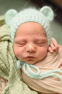 新生儿面带笑容的近身肖像健图片