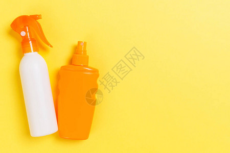 暑假的平板固定概念日幕瓶装在黄色背景顶端视图上背景图片