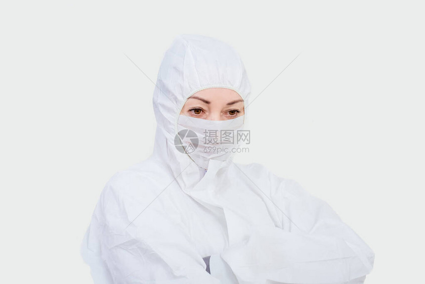 身穿防护服和面罩的女医生图片