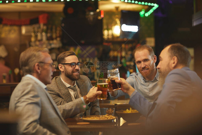 一群持有啤酒杯的商人图片