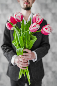 男人手里拿着一束鲜花庆祝图片
