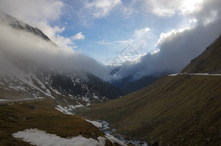 横跨法加拉西山的Transfagarasan公路全景图片