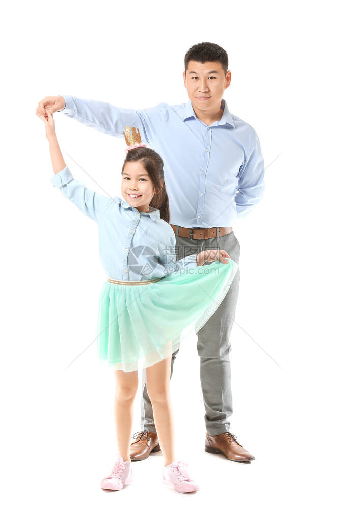 快乐的亚洲男人和他的小女儿在白图片