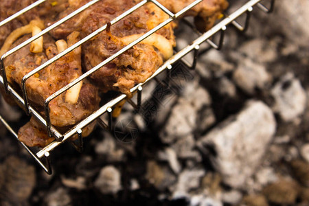 kebab与猪肉颈和肋骨结合洋葱在烤架左角的烤架上图片