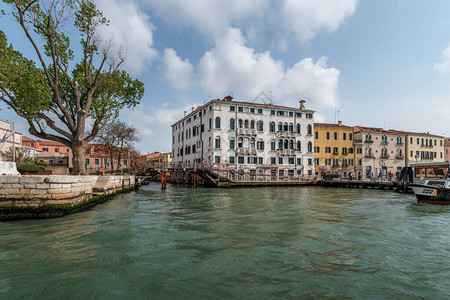 意大利威尼斯大运河上典型的老式威图片