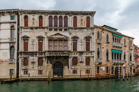 意大利威尼斯大运河上典型的老式威图片