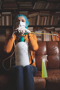 有防护抗面具化学净化喷雾器瓶的妇女图片