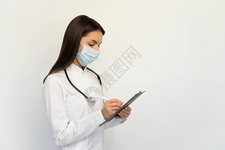 友好的女医生戴着听诊器的医用防护面罩图片