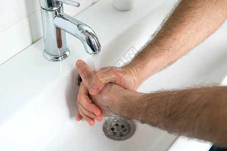 男人用肥皂和泡沫洗手预防冠状通过经常洗手来保护冠状大流行卫生以停止图片