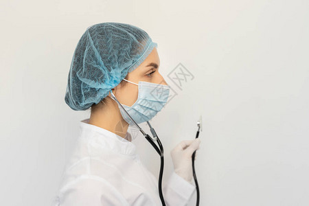 一位戴着防护医用口罩的医生图片
