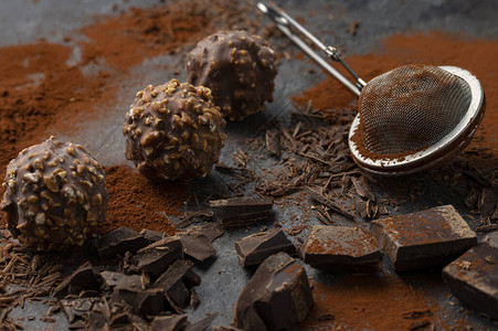 自制黑巧克力和松露坚果周围环绕着巧克图片