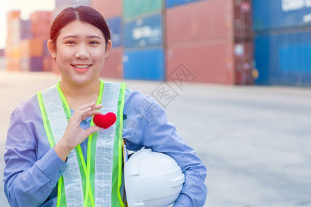 货运集装箱航运港口的少女工以心和良好的图片