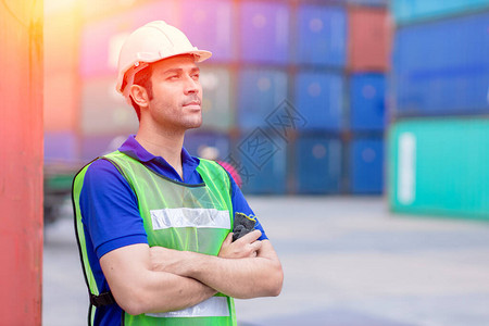 以进口出货物在货港的工作为荣的航运工人肖图片