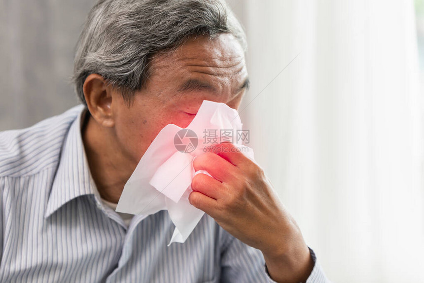 亚洲老年人在季节变换和冠状Covid19迹象出现时因流感图片