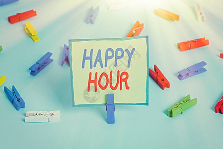 概念手写显示欢乐时光在酒吧或餐厅以折扣价出售饮料时的概念含义彩色衣夹纸空提醒蓝背景图片