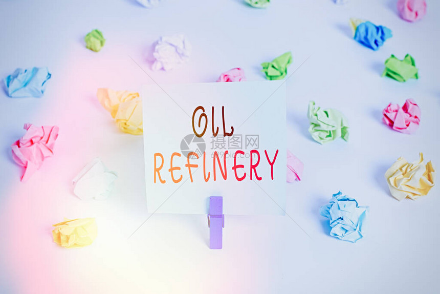 显示炼油厂的文字符号商业照片展示将原油转化为石油的工业过程彩色皱纸空提醒白图片