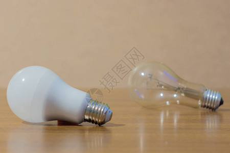 两个灯泡木制背景的LED白色图片