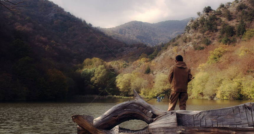 在山中湖边钓鱼的渔民男人捕鱼捕渔自然照片图片