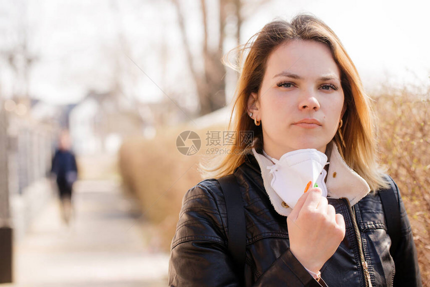 戴保护面罩的年轻妇女正在图片