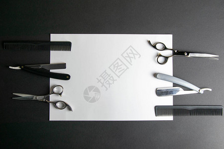 剪刀剪发机梳子黑色背景白布上的危险剃图片