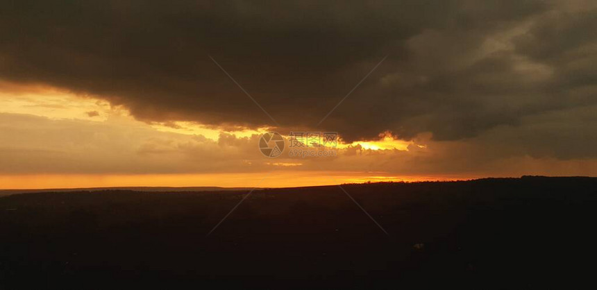 多云的天空上的日落夏天的最后几天图片