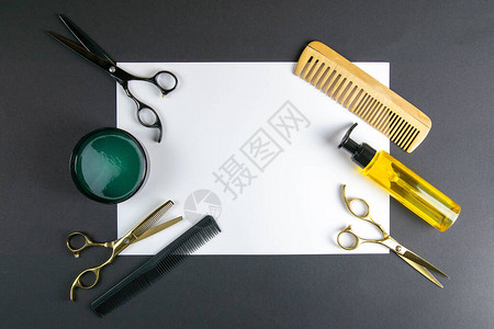 剪刀理发器梳子危险剃须刀黑色背景白纸上的理发凝图片