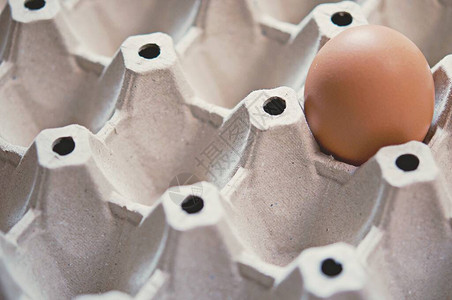 一张纸盘里的鸡蛋看起来孤单图片