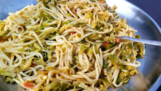Chezwan面条或蔬菜Hakka面条或小面条是印度中图片