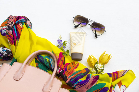 spf50黄围巾太阳镜和粉色手提包配饰图片