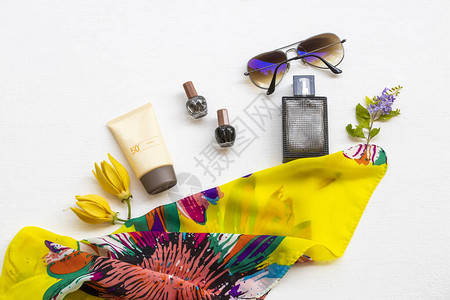 spf50香水黄围巾太阳镜和指甲油配饰图片