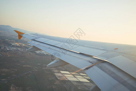 从窗口飞机的云景图片