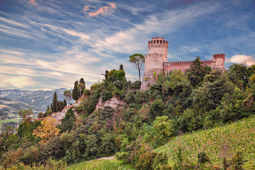 旧城附近的中世纪城堡Rocca图片