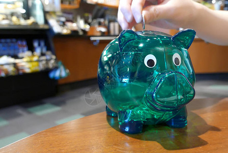 在Starbucks商店的绿色小猪银高清图片