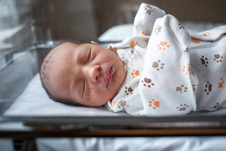 刚出生的婴儿在医院里宝刚出生昏欲睡的婴儿背景图片