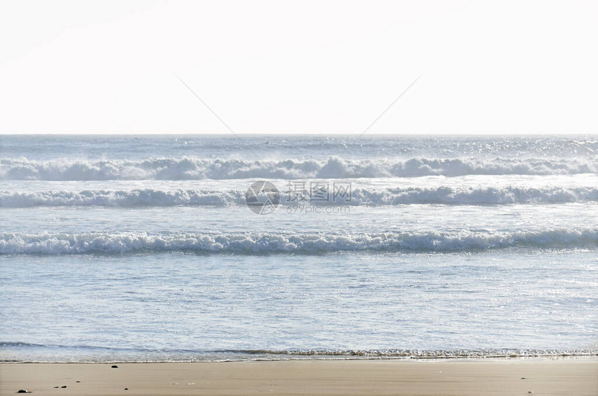美丽的太平洋海岸景在托菲诺附近以明亮的颜色呈现着光彩照人加图片