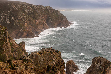 葡萄牙岩石角附近的海岸上的岩石图片