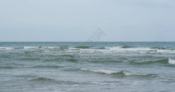海浪拍打沙滩图片