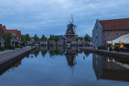 日出时在荷兰梅普尔的水渠背景图片