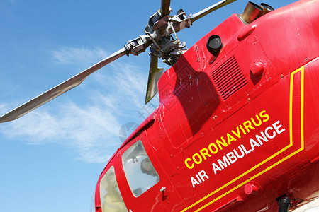 红色空中救护直升机被隔离在蓝天背景上图片