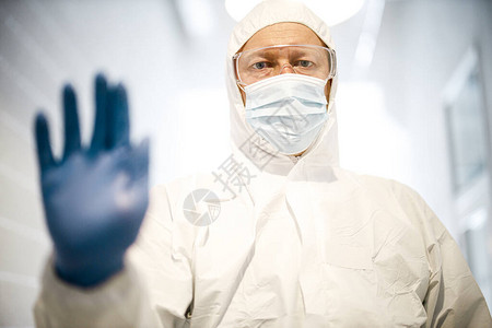 戴面罩眼镜和防护服的男科学家医生图片