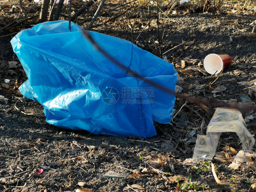 蓝塑料垃圾袋倒在地上关图片