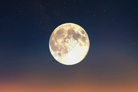 满月在满天星斗的天空与云彩图片