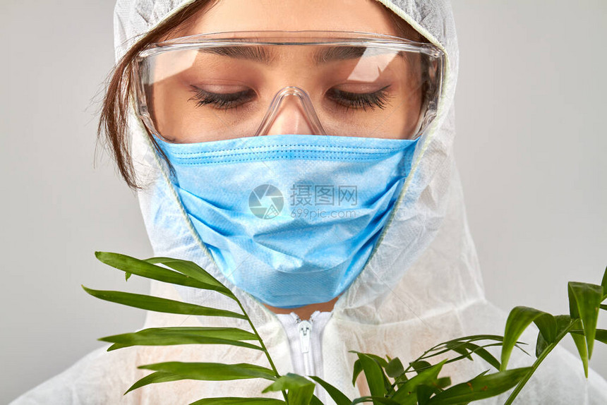 植物过敏概念贴近身戴保护医疗面具和眼镜的年轻女孩的肖像图片