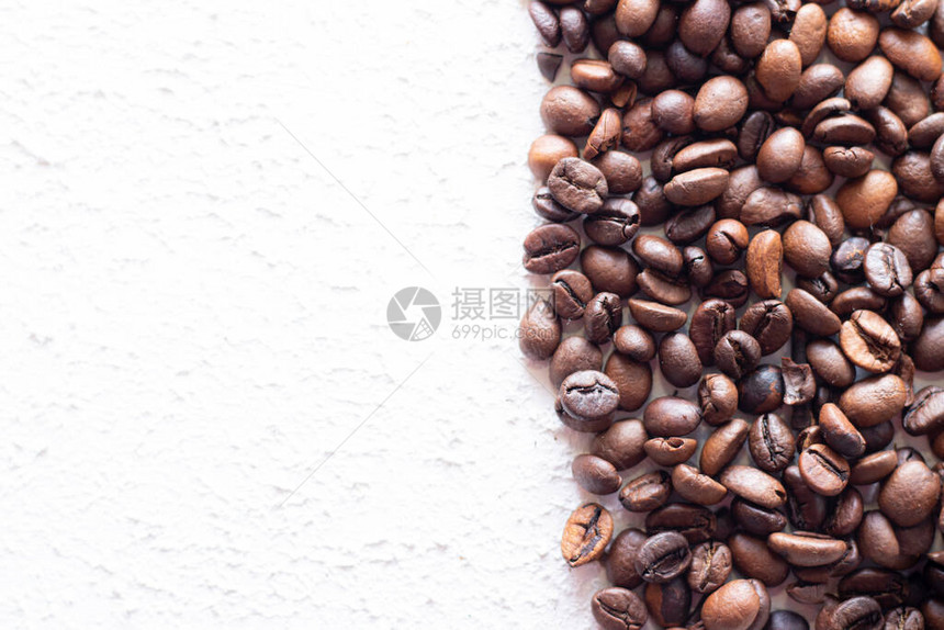 咖啡豆散落在浅色背景上新鲜的咖啡豆广告咖啡咖啡豆咖啡馆的概图片