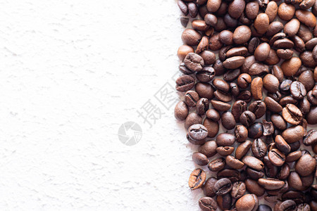 咖啡豆散落在浅色背景上新鲜的咖啡豆广告咖啡咖啡豆咖啡馆的概图片